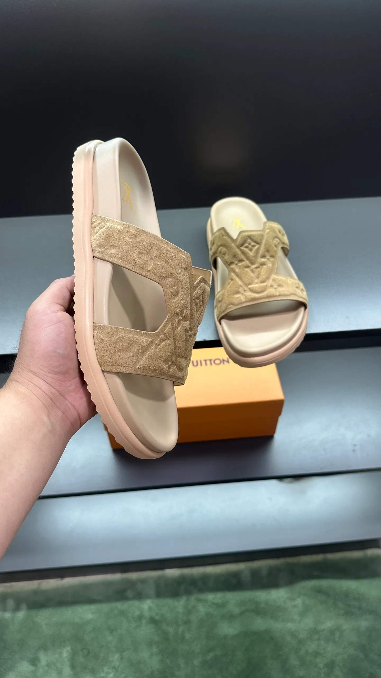 P300 🔍Top purchasing agent LV men's spring and summer slippers counter synchronized. The upper is made of cowhide fabric imported from Italy, with logo graphics and high-quality craftsmanship. The sole is: the original sole provided by the original factory. The exclusive molded sole is super comfortable. The original factory follows the order. 🔍🔍High quality. You can enter and exit the counter at will. Welcome to compare. Size 38-45
